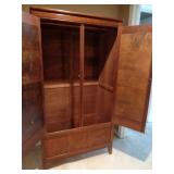 INSIDE MIRRORED WARDROBE