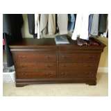 Broyhioll dresser, there is a mirror with it