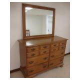 Maple dresser with 6 drawers 