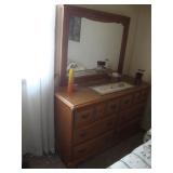 Maple dresser with 6 drawers