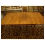 Maple gateleg table with 2 leaves