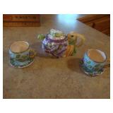 Sm teapot with cups and saucers