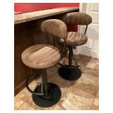Adjustable height bar stools