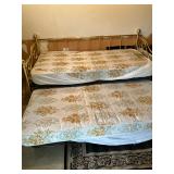 Day bed w trundle bed
