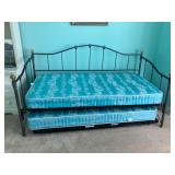 Daybed w trundle bed