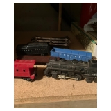 Lionel train w locomotive, 4 cars and track