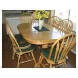Oak dining table with pull out leaf & 6 chairs
