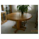 Round dining table