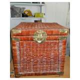 Wicker basket w/lid