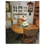 Round Oak Table w/Chairs