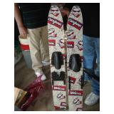 skis