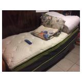 Ultra plush lift mattress. Clean and in great condition. Cordless remote (Twin) 
