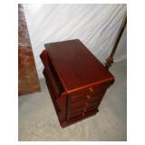 VTG End Table w/Mag Rack