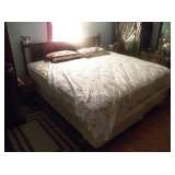 BROYHILL KING SIZE BED
