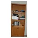 Oak bookshelf/cabinet unit