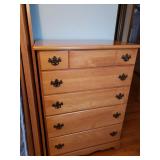 2 matching chest of drawers