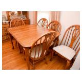 Beautiful Vintage Oak Dining Table & 6 Chairs (Excellent Condition)