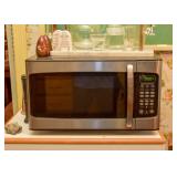 Microwave Oven, Salt & Pepper Shakers