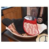 Casserole Dish, Oven Mitts
