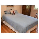 Queen-Size Bed, Bedspread & Pillow Shams, Bed Linens