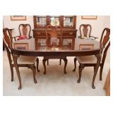 Stunning Thomasville Dining Table with 6 Chairs (extra leaves & table pads)