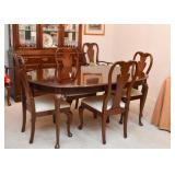 Stunning Thomasville Dining Table with 6 Chairs (extra leaves & table pads)