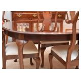 Stunning Thomasville Dining Table with 6 Chairs (extra leaves & table pads)