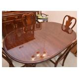 Stunning Thomasville Dining Table with 6 Chairs (extra leaves & table pads)