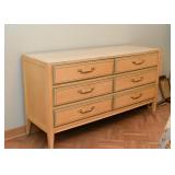 Vintage Chest of Drawers / Dresser Vintage Chest of Drawers / Dresser