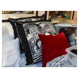 Linens, Pillows