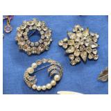 Vintage Costume Jewelry (Brooches, Necklaces, Earrings, Bracelets)