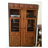 Also has 2 corner cabinets with it