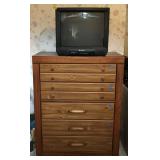 KET040 Hitachi TV & Wooden Dresser