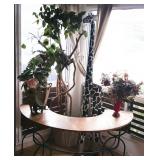 EKT072 Giraffe Statue, Plant, Table and More!