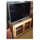 VKE021 LG 40" Flat Screen TV and Wooden TV Stand 