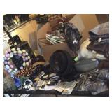 WAE055 Digital Cameras & Household Items