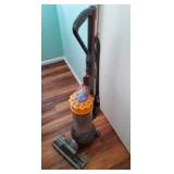 KIE024 - DYSON BALL VACUUM