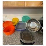 KIE070 - PLASTIC CONTAINERS AND STRAINERS