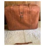 APM022 - VICTOR LEATHER SUITCASE