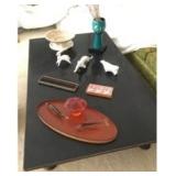 APM054 - BEAUTIFUL LARGE BLACK COFFEE TABLE WITH STANDING DECORATIVE ORNAMENTS