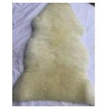 APM114 - SHEEPSKIN THROW RUG