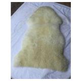 APM115 - SHEEPSKIN RUG