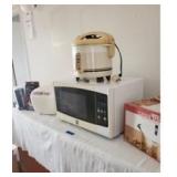 APM125 - ASSORTED KITCHEN APPLIANCES & UTENSILS