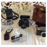 APM158 - VINTAGE CAMERAS AND RELATED EQUIPMENT