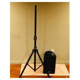 Vfd039 - Yamaha DXR10 Powered Speaker w/On Stage 66.5" Tripod Stand