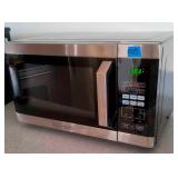 BHB005 - Black & Decker Microwave Oven in Excellent Condition Model EM925AAK-P