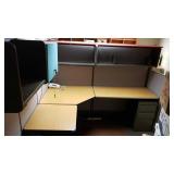 Ais027 - Two-Sided Modular Cubicle w/Desktop