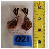 IML739- A Pair of Earrings By Myrna Lee Chang