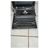 WLE272 - Vintage Royal Typewriter Deluxe with Case