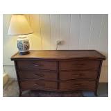 KKE119 - VINTAGE WICKER 6 DRAWER DRESSER AND LAMP
